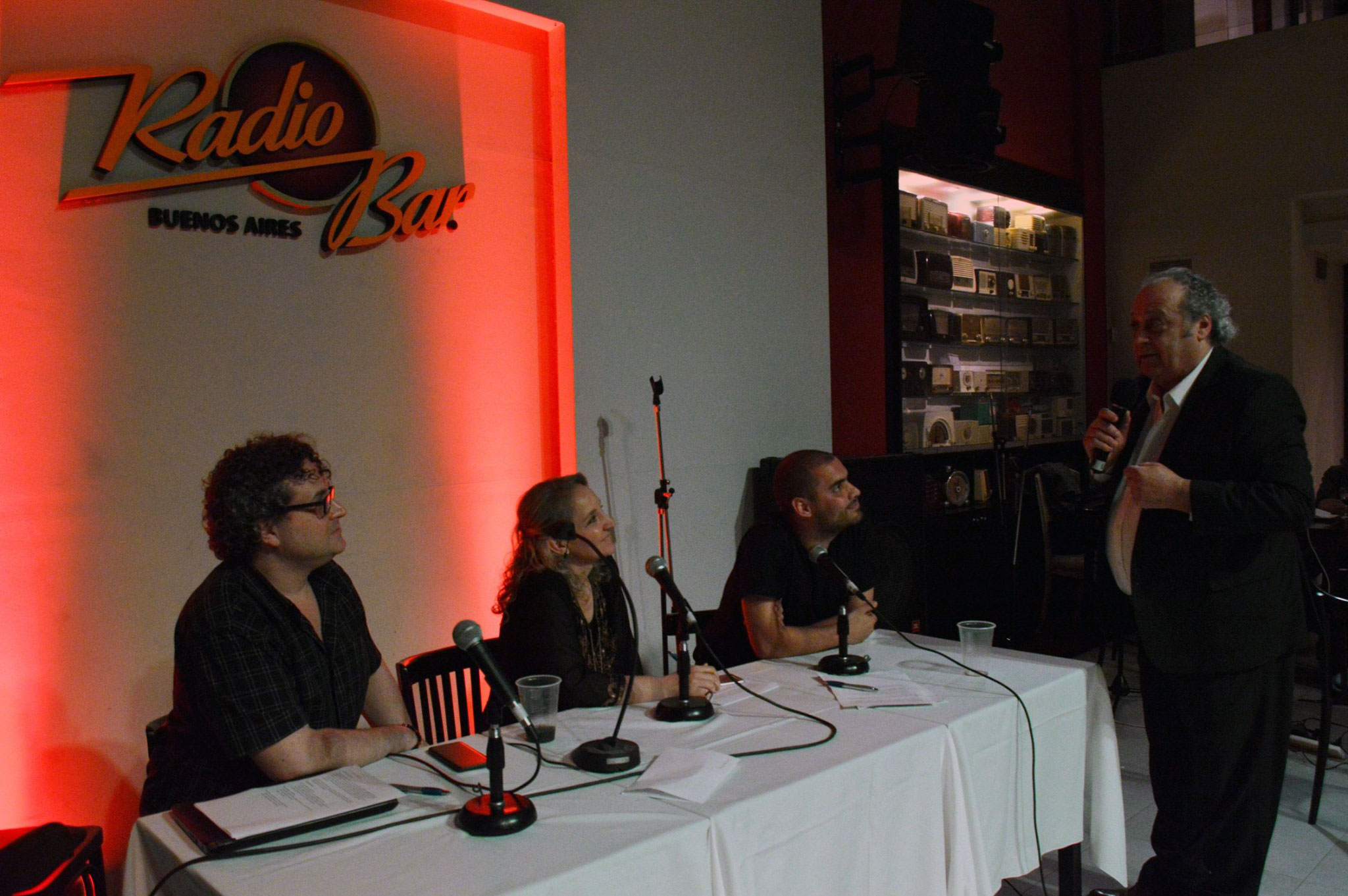 Daniel Grimaldi, propietario y curador de Radio Bar Buenos Aires, recibe a María José "Majo" Müller, Agustín Espada y Diego Zambelli en el marco de la Noche de los Museos 2019.