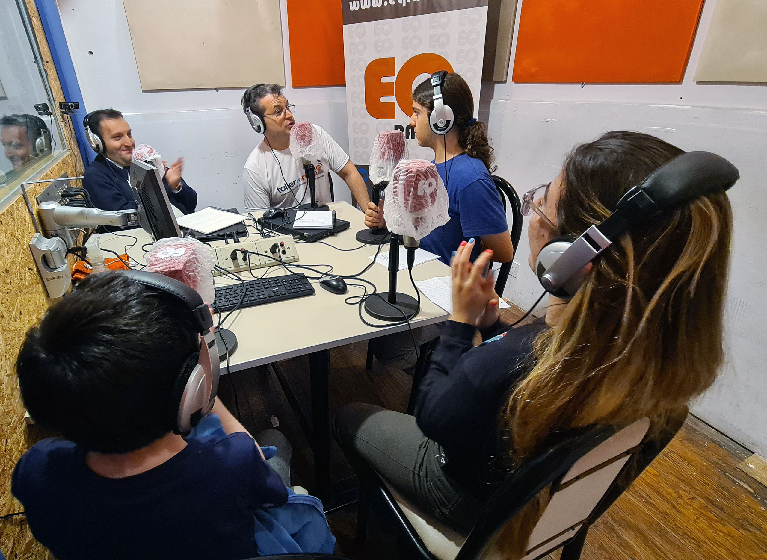 Práctica en vivo durante el Taller de Radio Convergente 2017