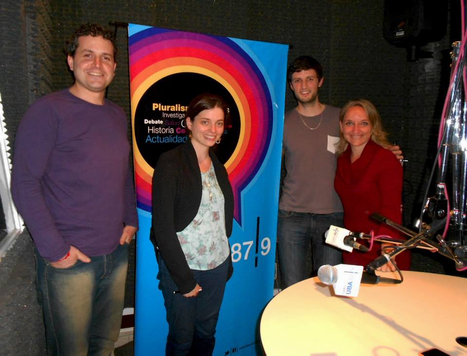 Majo Müler (der) y Diego Zambelli (izq) con los conductores de El Puente